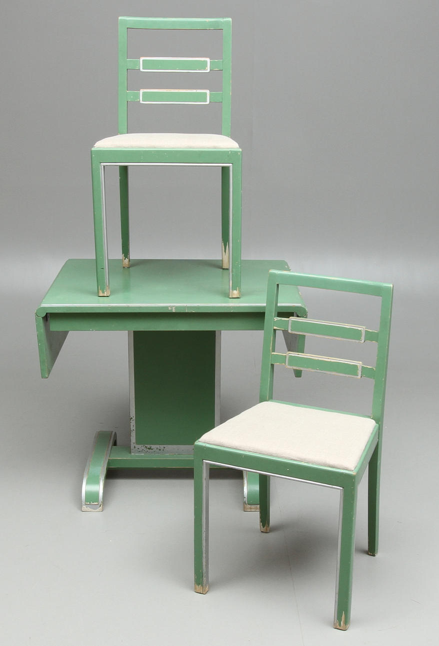 BORD med klaffar samt STOLAR 2 st, grönmålade med silverfärgad dekor, Art Déco, 1920/30-tal.