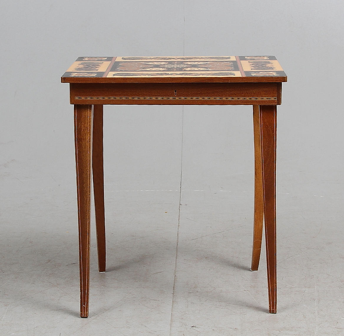 SKRIN på BEN med SPELDOSA, 1900-tal.