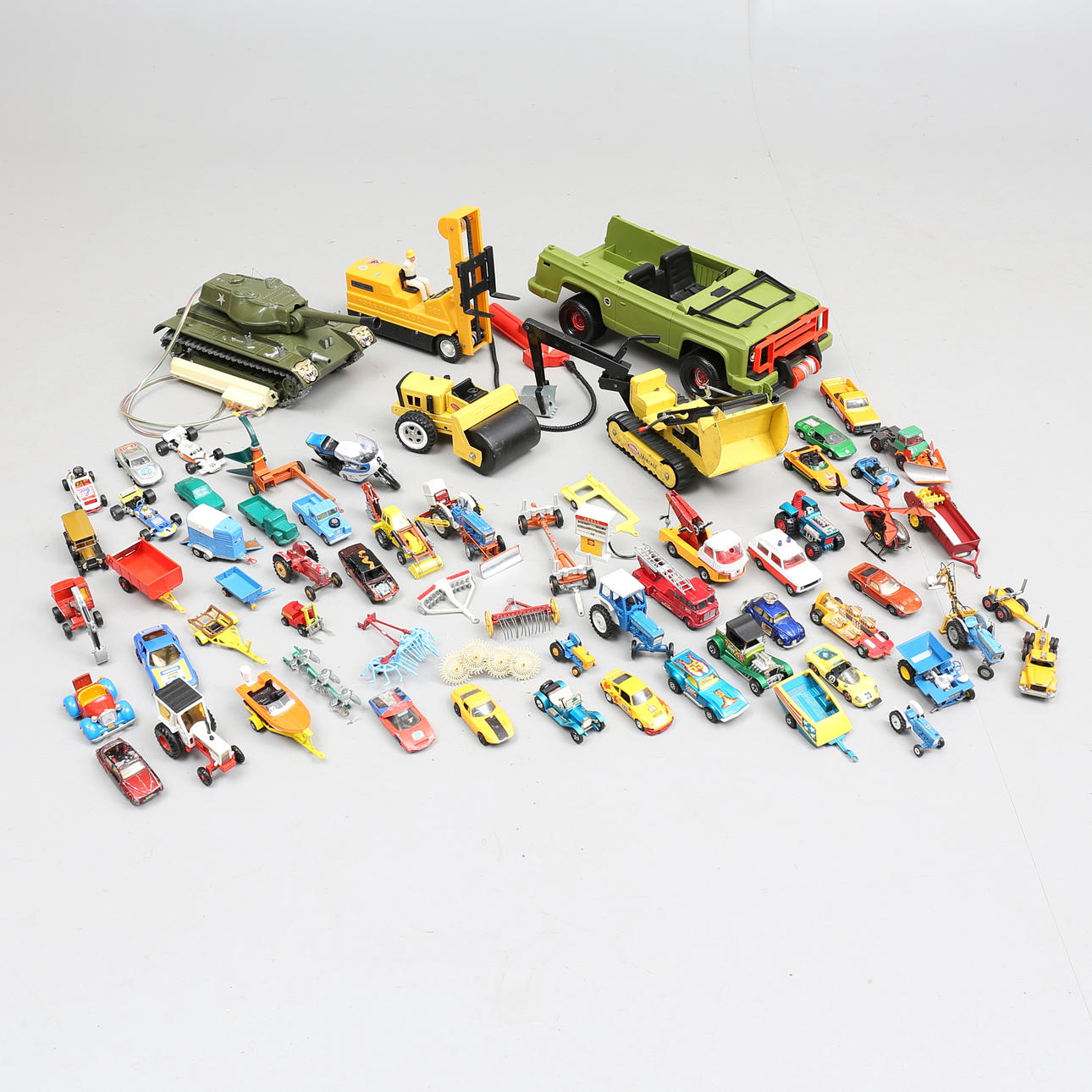 LEKSAKSBILAR, m.m, ca 65 delar, Corgi, Britains, Lesney, m.m.