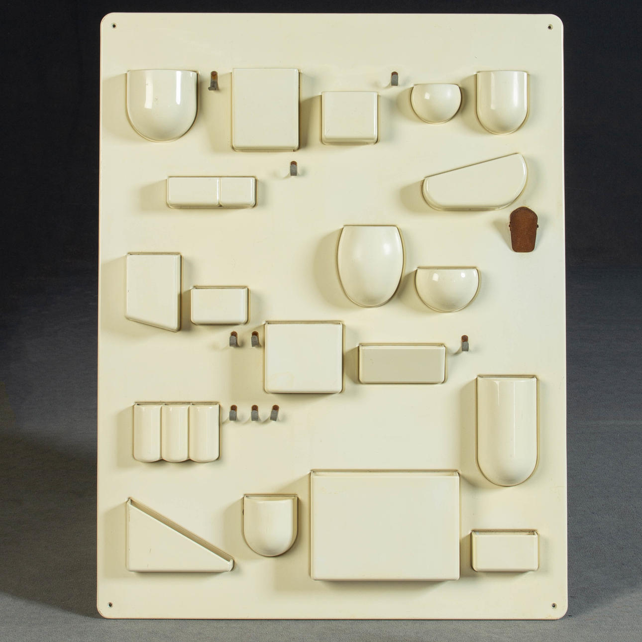 DOROTHEE MAURER-BECKER. Wandorganizer 'Utensilo'.