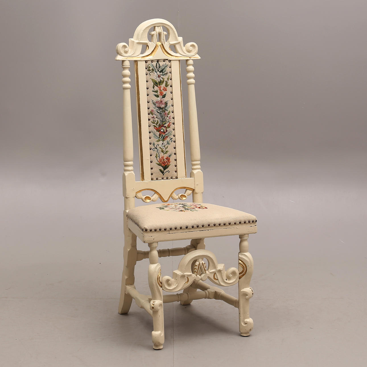 Stuhl, Neo-Renaissance, mit gestickter Sitzfläche.