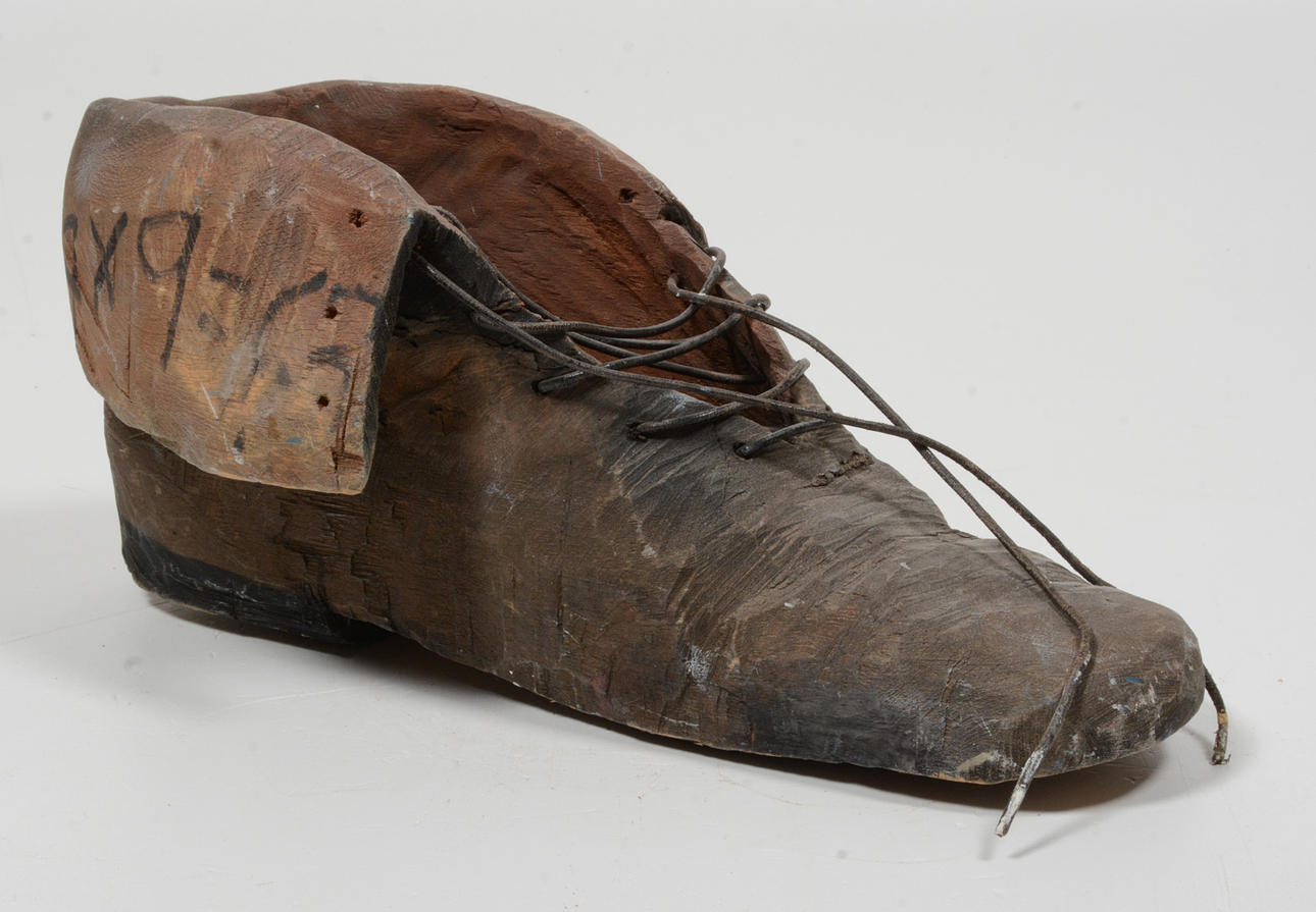 BO SÄLLSTRÖM. Skulptur. Trä, sko.