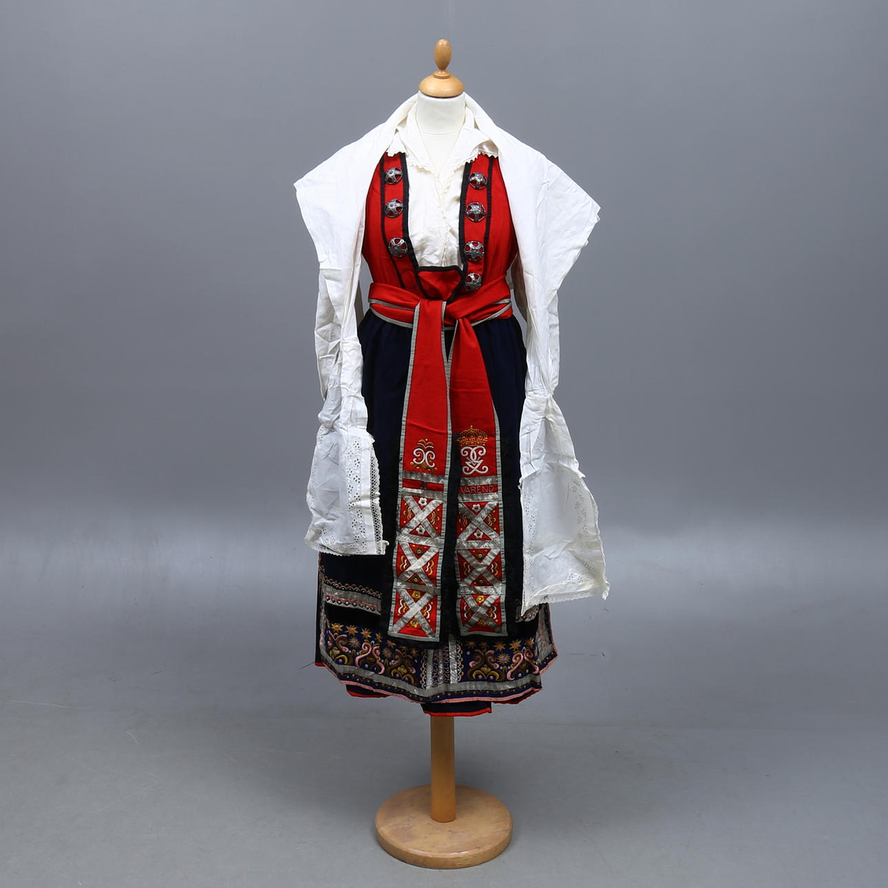 FOLKDRÄKT, Värend, delvis daterat 1925.