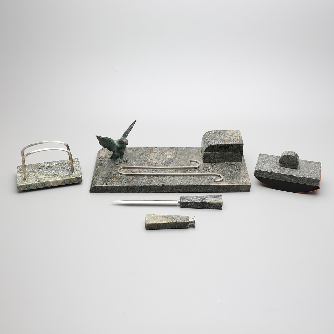 SKRIVBORDSUPPSATS, 5 delar, sten och metall, 1900-tal.