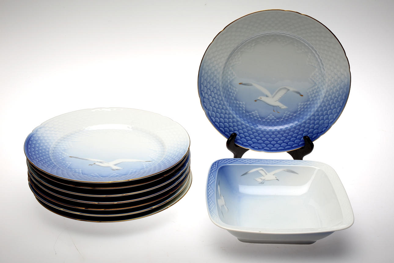 BING & GRÖNDAL, "Måsen" 8 tallrikar samt uppläggningsfat.