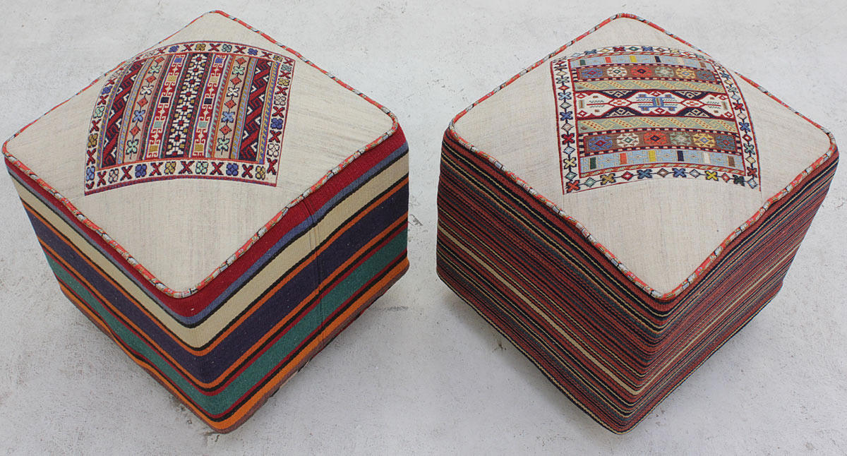 PALLAR, 2 st, klädda i kelimtyg.