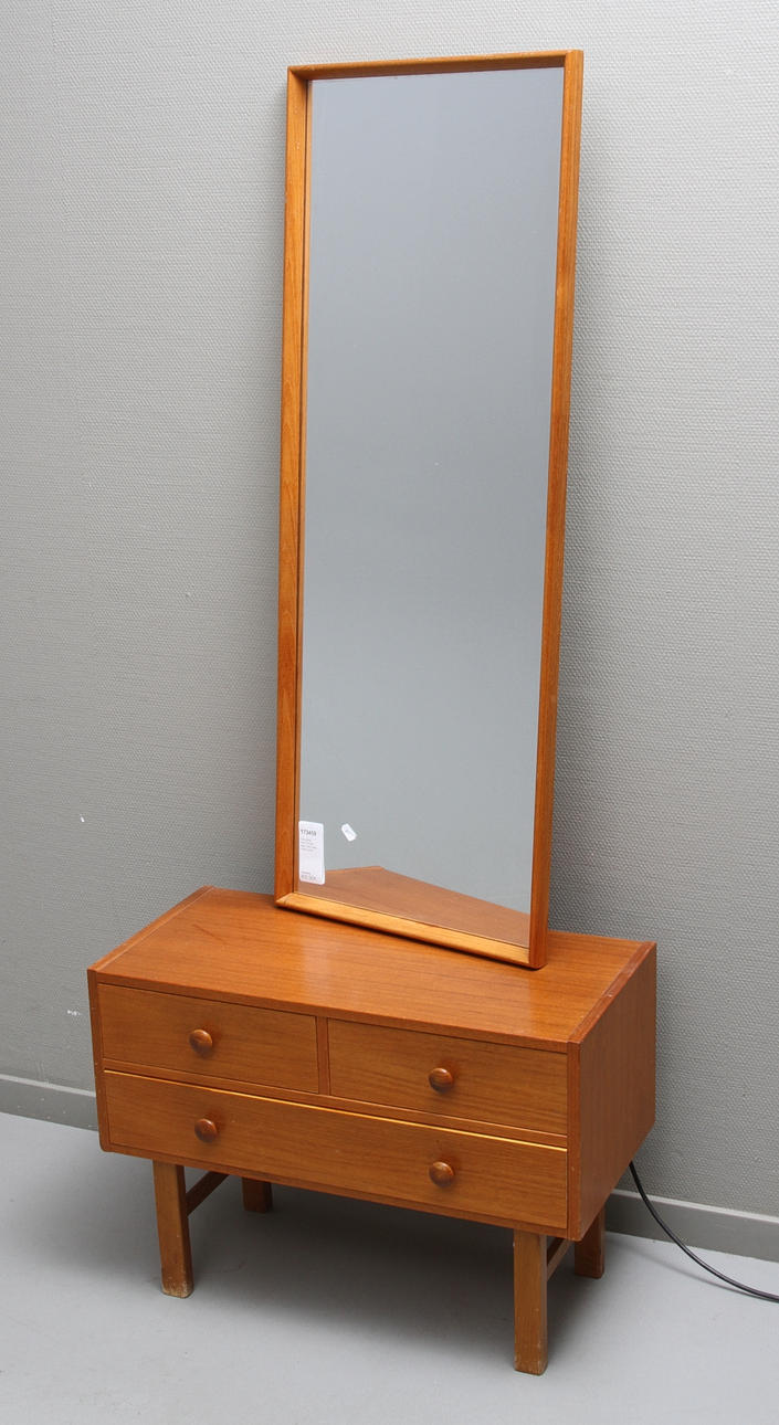 HALLBYRÅ samt SPEGEL, teak, 1900-talets tredje kvartal.