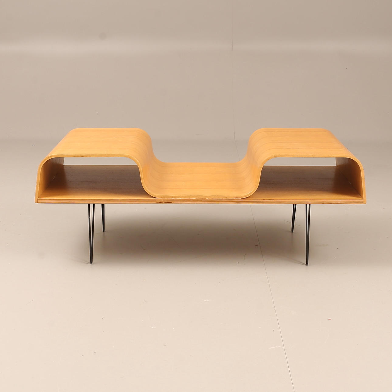 MESA DE CENTRO, madera doblada, segunda mitad del siglo XX.