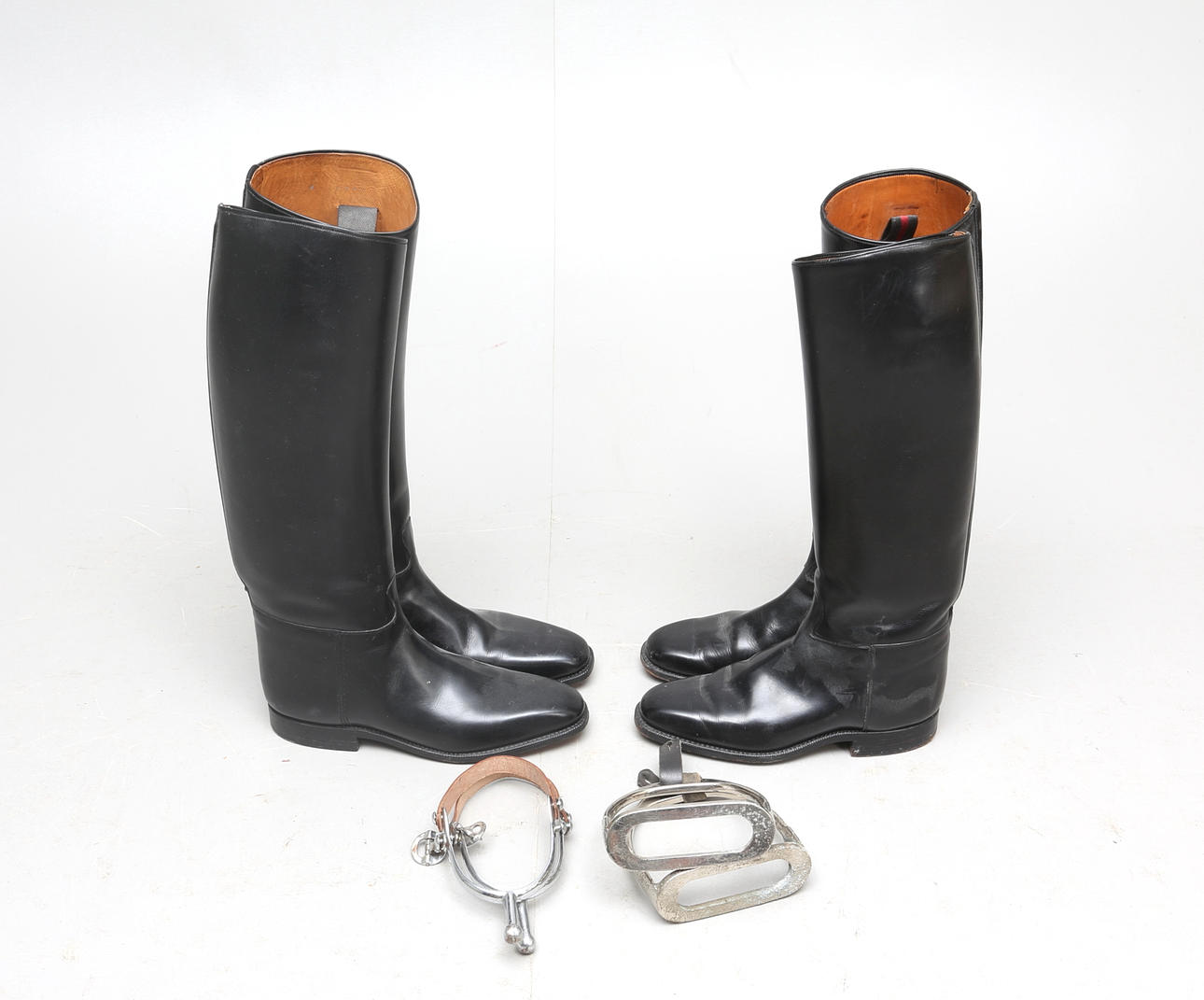 RIDSTÖVLAR, 2 par, med stigbyglar och sporrar.