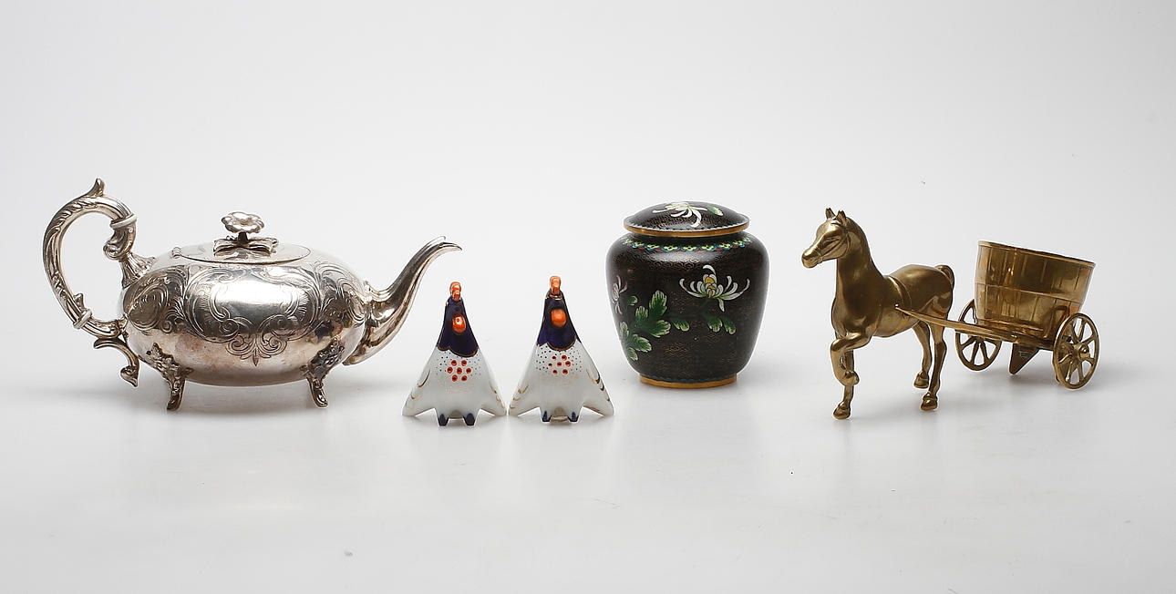 METALL samt PORSLINSFÖREMÅL, bland annat Lomonosov, 1900-tal.