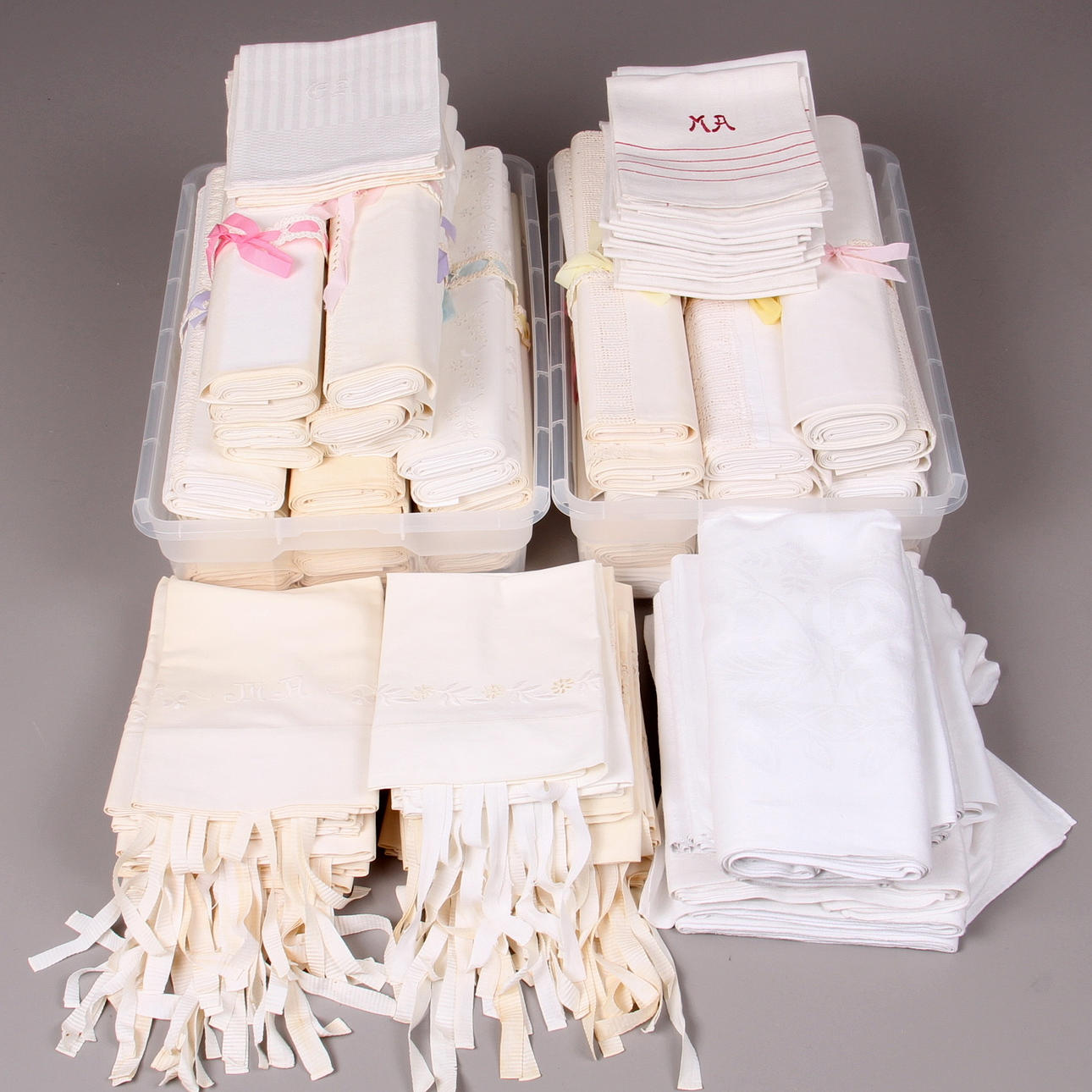 LINNE, 110 delar, med virkade detaljer.