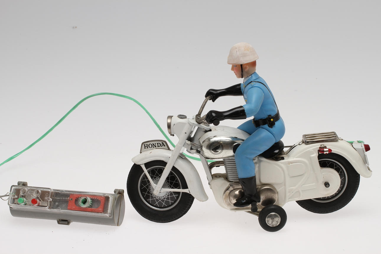 BANDAI Polismotorcykel, trådstyrd.