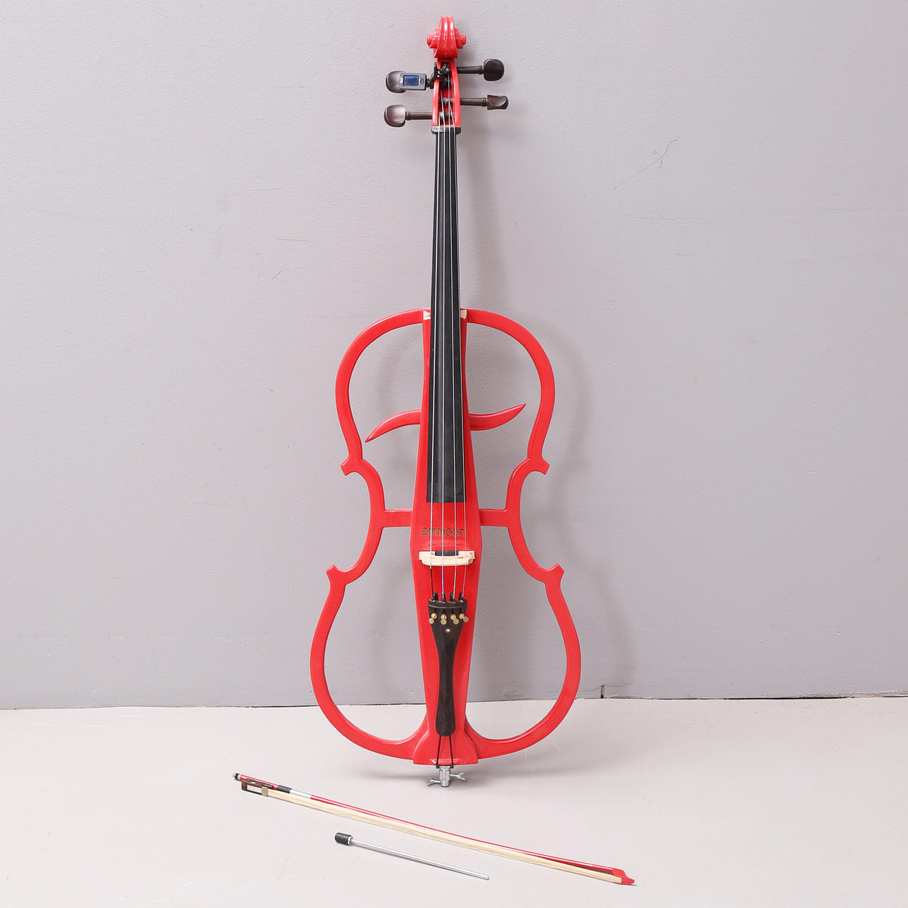 EL-CELLO med stråke och stämmare.