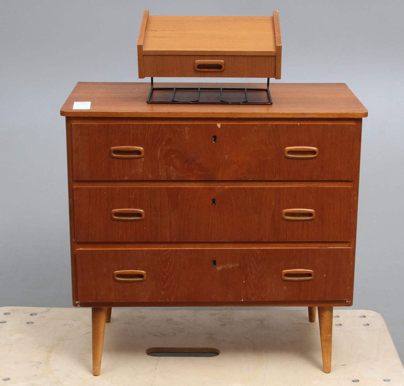 BYRÅ samt TELEFONBORD, stringtyp, 1950-tal.