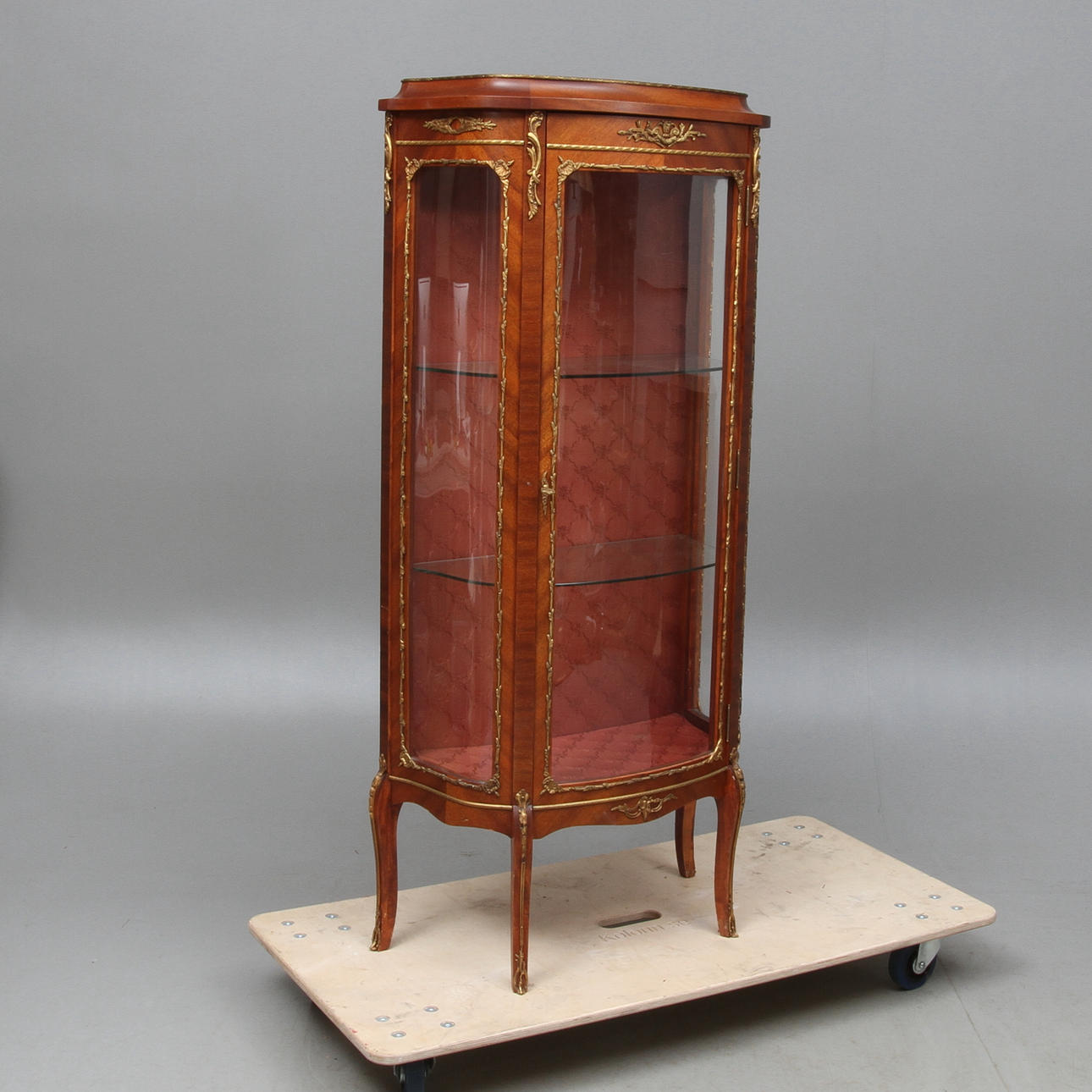 VITRINSKÅP, Louis XV-stil, 1900-tal.