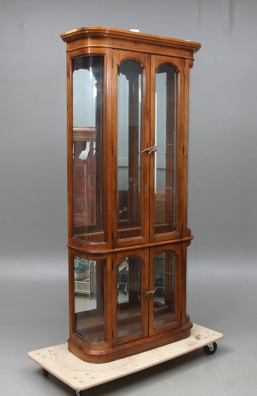 VITRINSKÅP, 2000-tal.