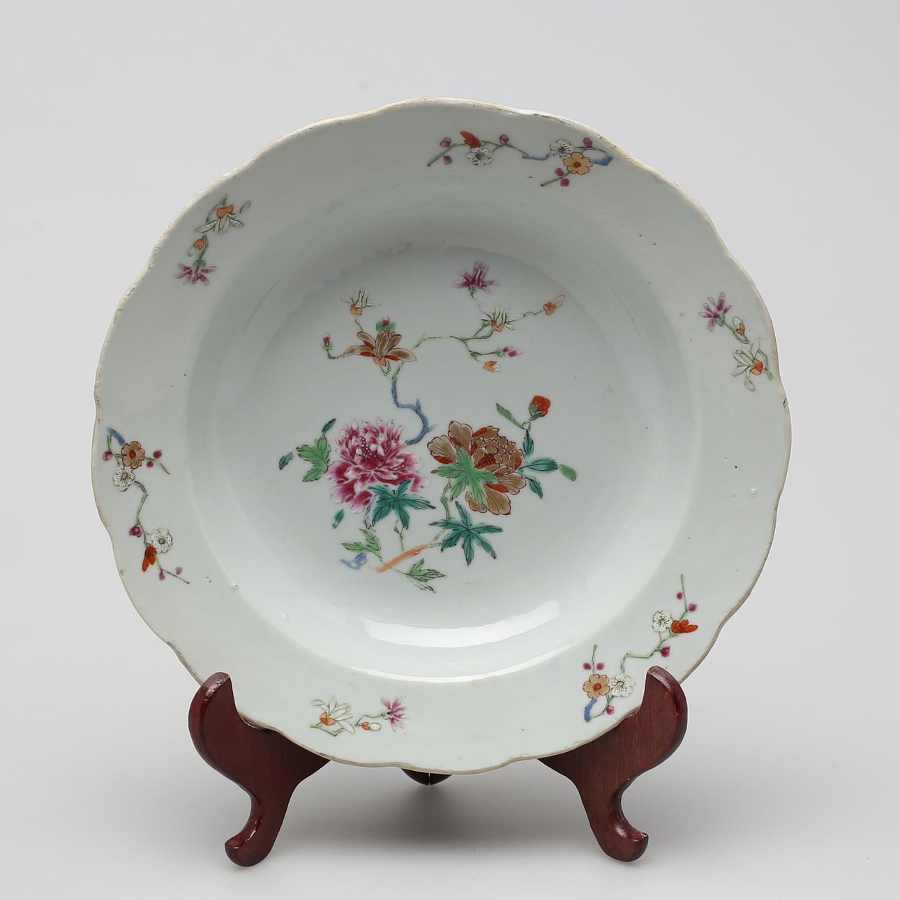 TALLRIK. Porslin. Kina. Famille Rose. Chien Lung (1736-1795).