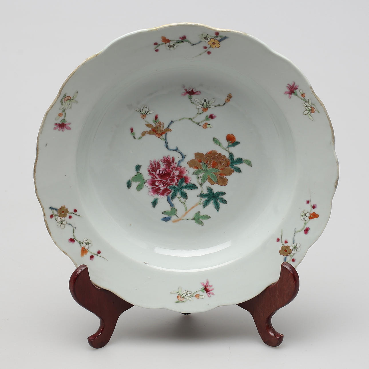 TALLRIK. Porslin. Kina. Famille Rose. Chien Lung (1736-1795).