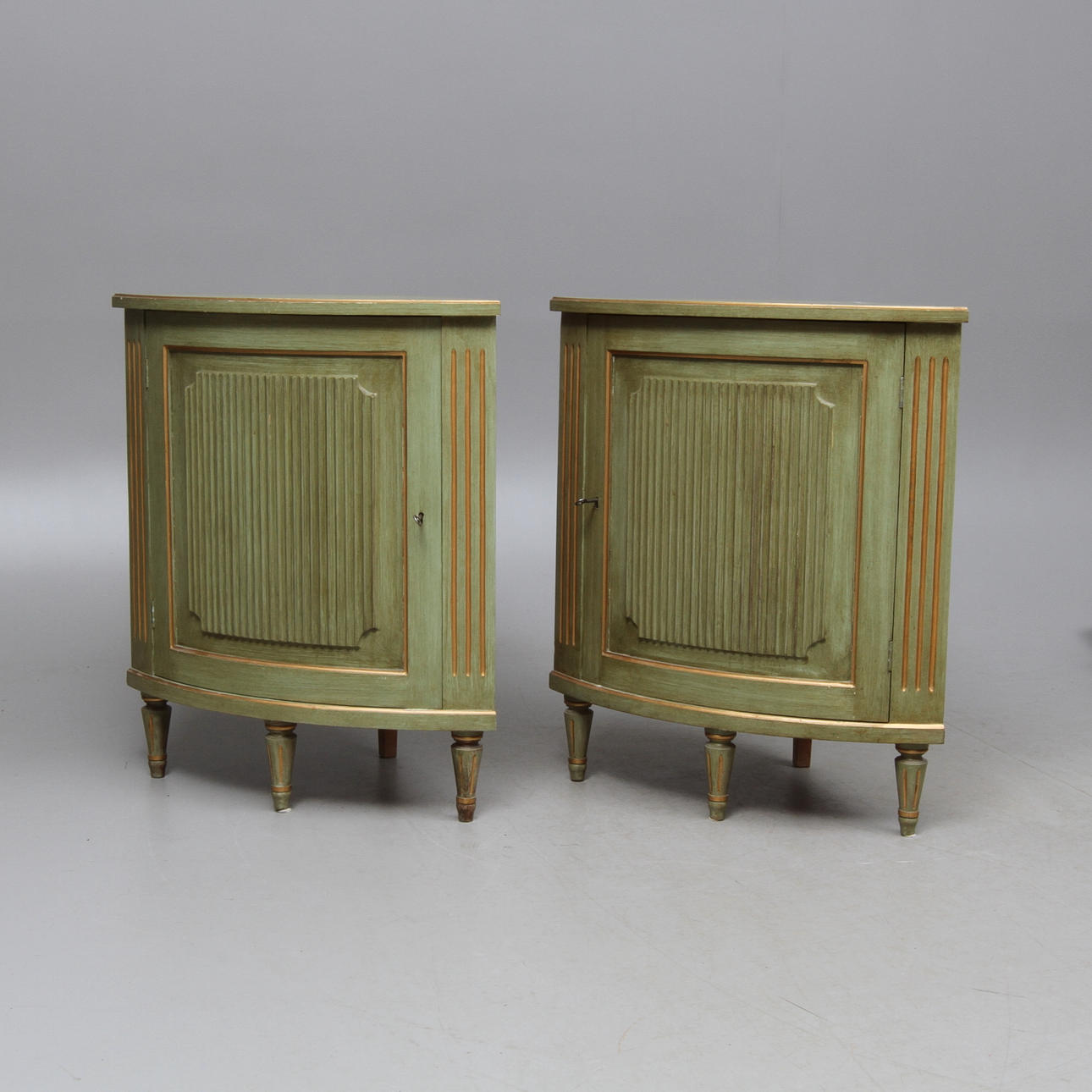 HÖRNSKÅP, ett par, gustaviansk stil, 1900-tal.