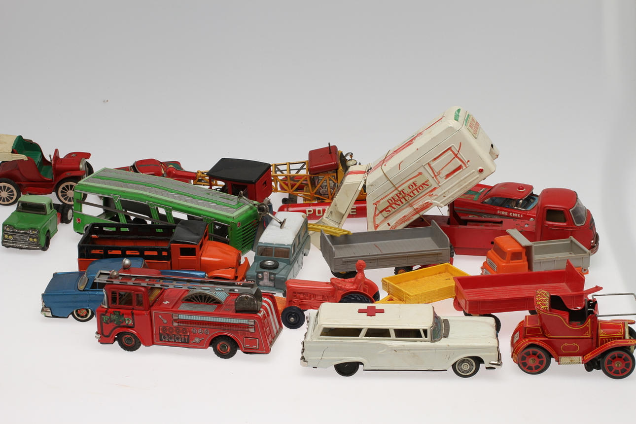 PLÅT- och PLASTLEKSAKER mest 1960-tal och Japan. Cirka 15 stycken.