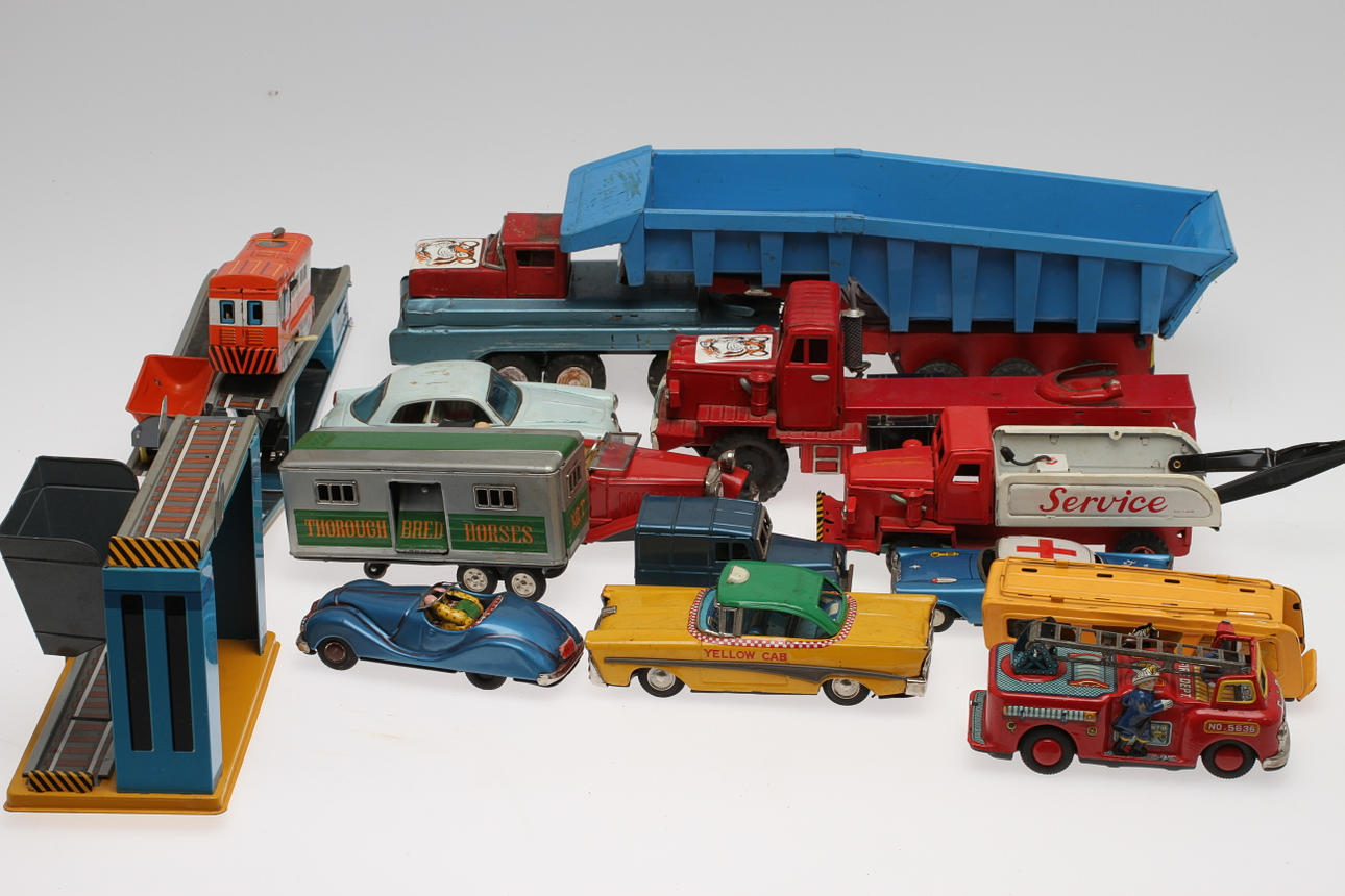 PLÅTLEKSAKER mest 1960-tal och Japan. Cirka 10 stycken,TOMIYAMA TÅGANLÄGGNING.