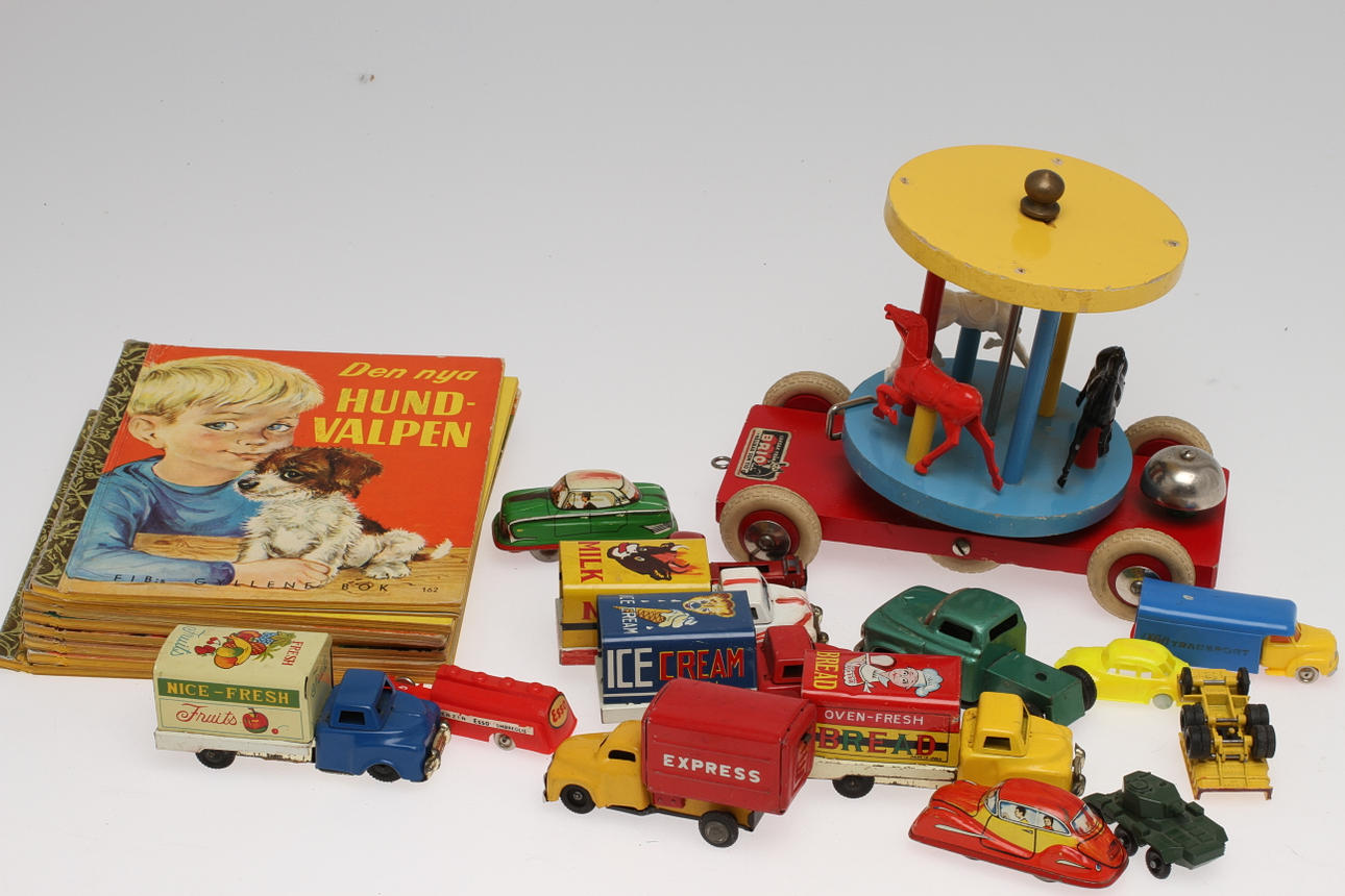 PLÅTLEKSAKER mest 1960-tal och Japan. 8 stycken, BRIO karusell, 8 stycken FIB:s GYLLENE BÖCKER.