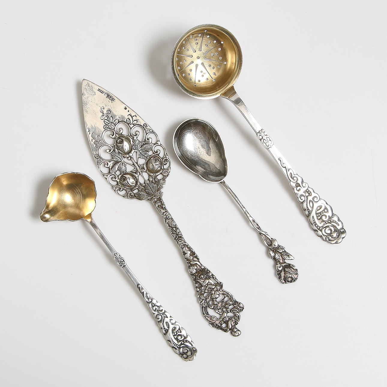 SILVERBESTICK, bl.a. tårtspade, sockersked, mm 1900-talets mitt. Vikt 122 gram.