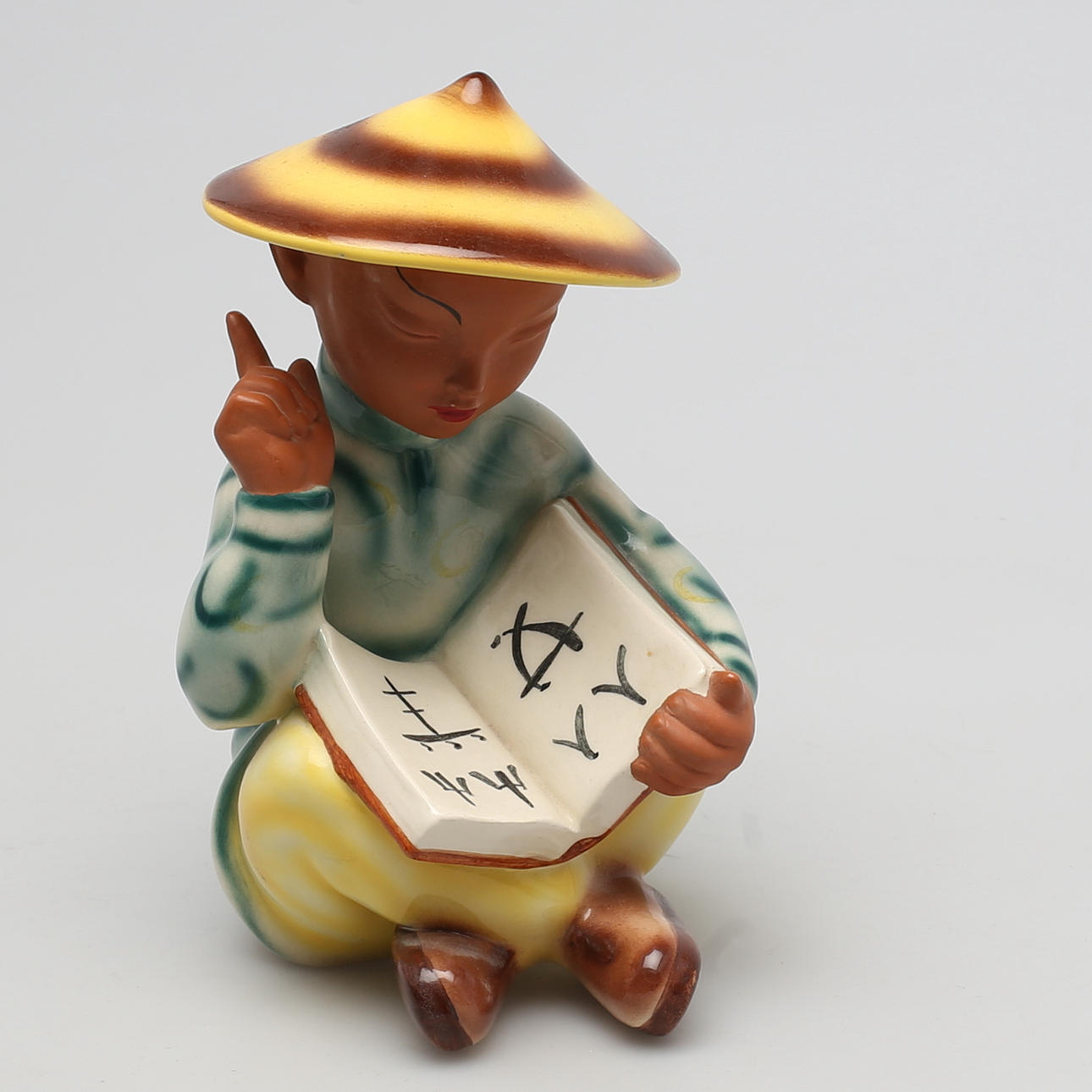 FIGURIN av kines med bok, märkt 2278.