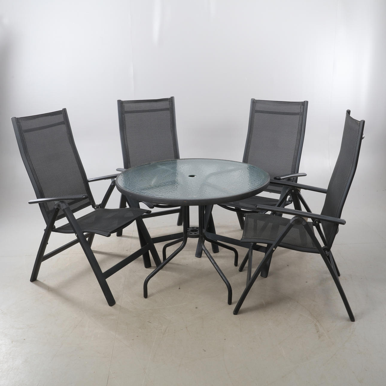 PUUTARHATUOLIT, 4 kpl ja PUUTARHAPÖYTÄ.