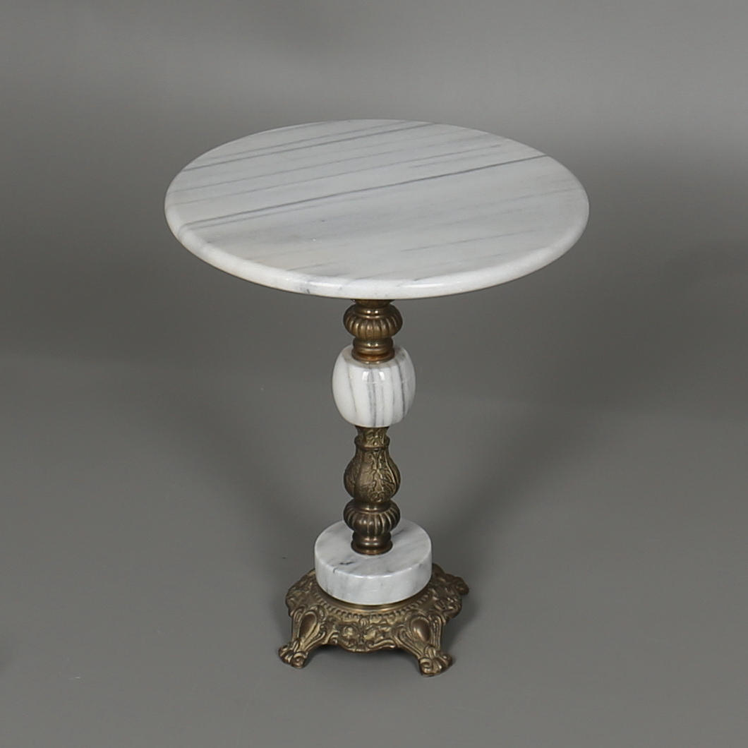 BORD i mässing och med marmorskiva, 1900 talets senare hälft.