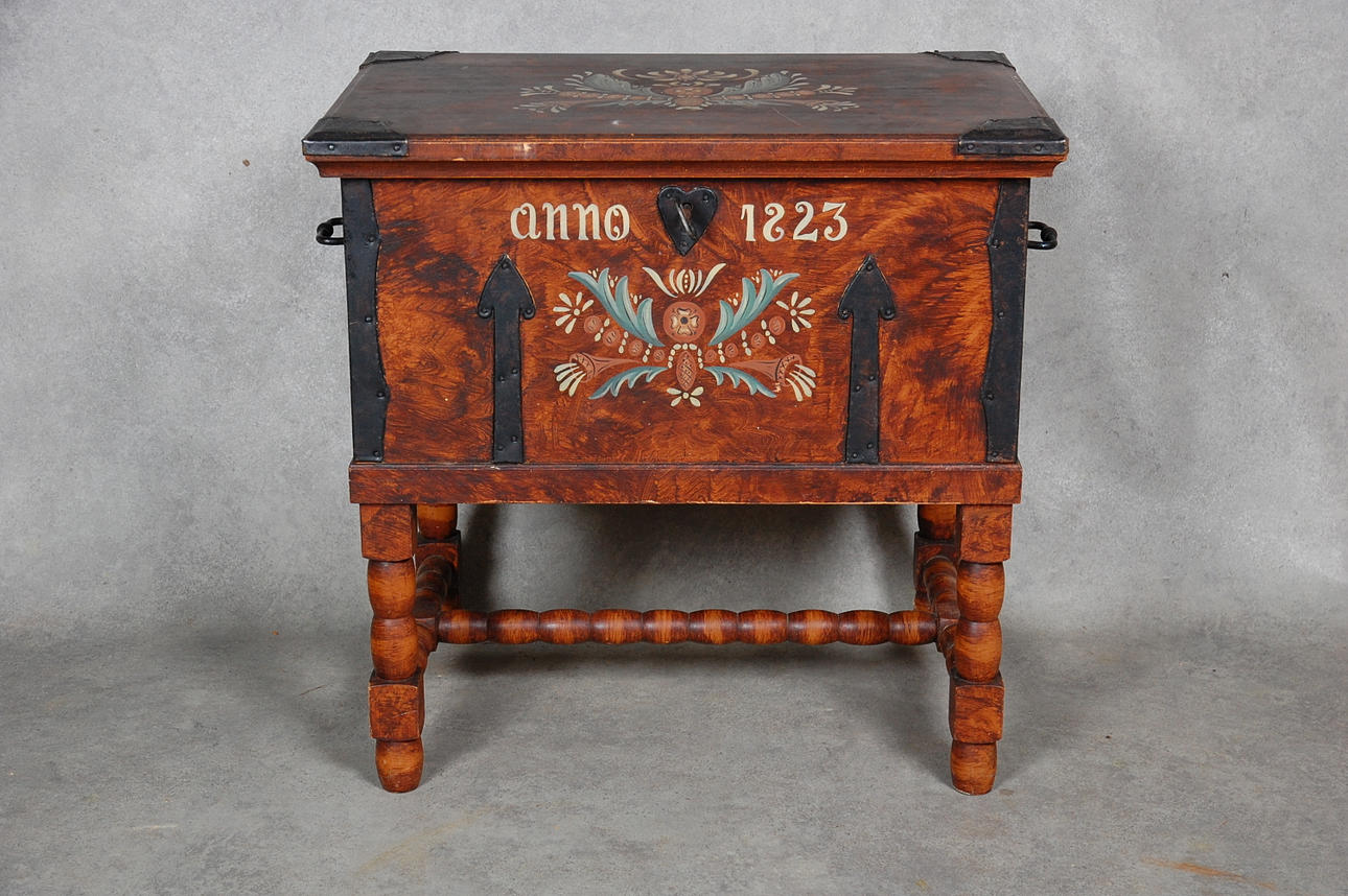 KISTA , kurbits dekor , daterad 1923.