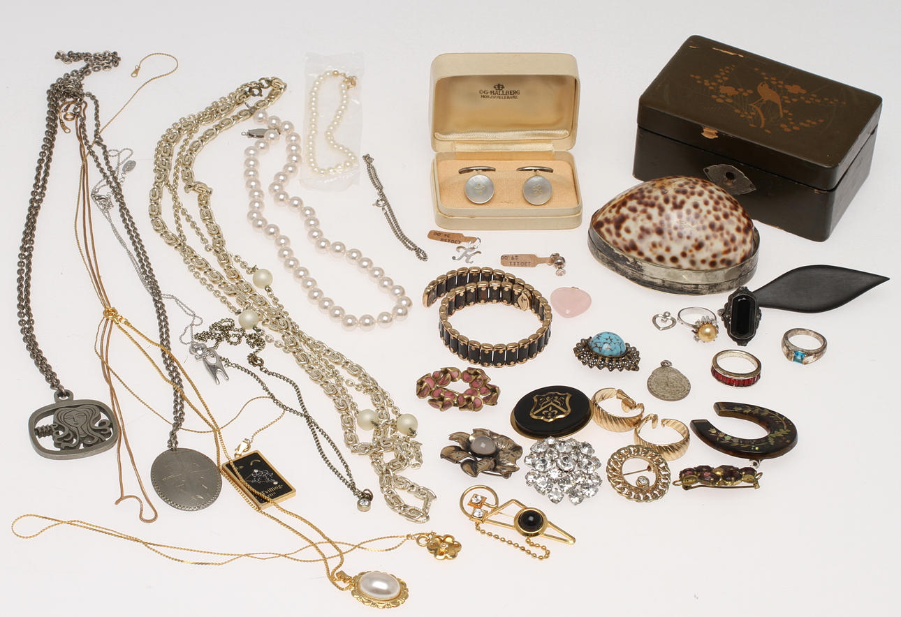 SNÄCKDOSA samt SMYCKEN och BIJOUTERIER M M, bland annat brosch, ring i silver. 1900-tal.