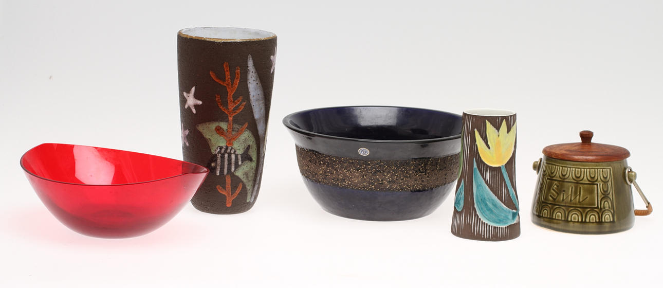 PARTI KERAMIK, 4 delar, samt SKÅL i rött glas. Bland annat vas "Havsflora" Anna-Lisa Thomson Upsala Ekeby.