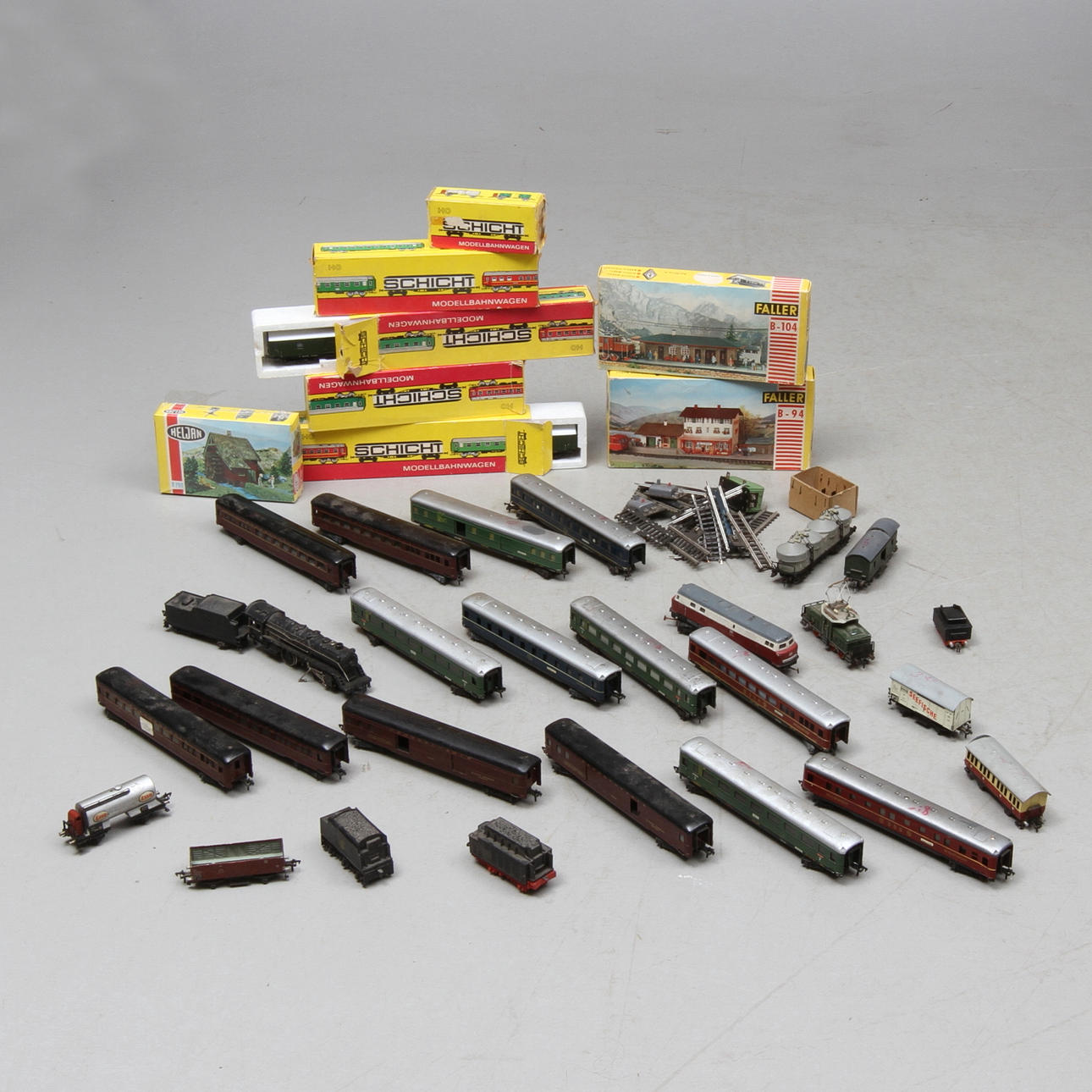 MODELLTÅG FLEISCHMANN ånglok 1365 och växellok 1330. 14 personvagnar och 6 godsvagnar.