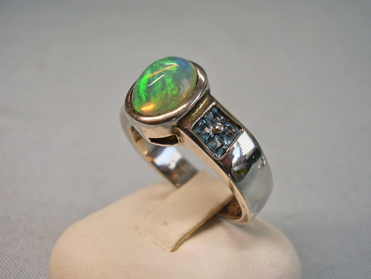 OPAL RING SILBER signiert BERNHARD CONRAD, IDAR-OBERSTEIN.