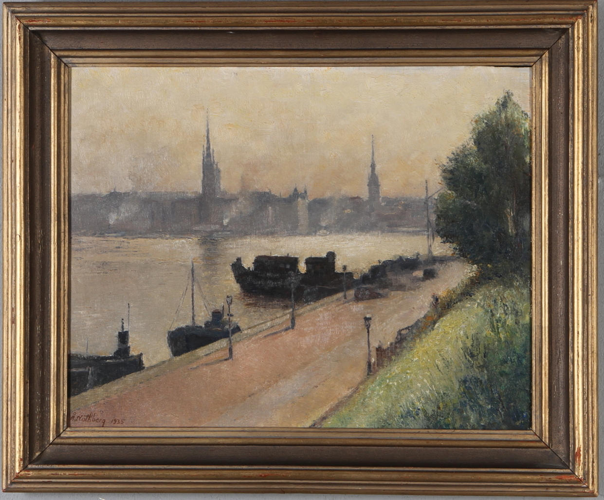 ÅKE NOTHBERG. Utsikt från Söder Mälarstrand över Gamla Stan och Riddarholmen, olja på pannå, signerad och daterad 1935.