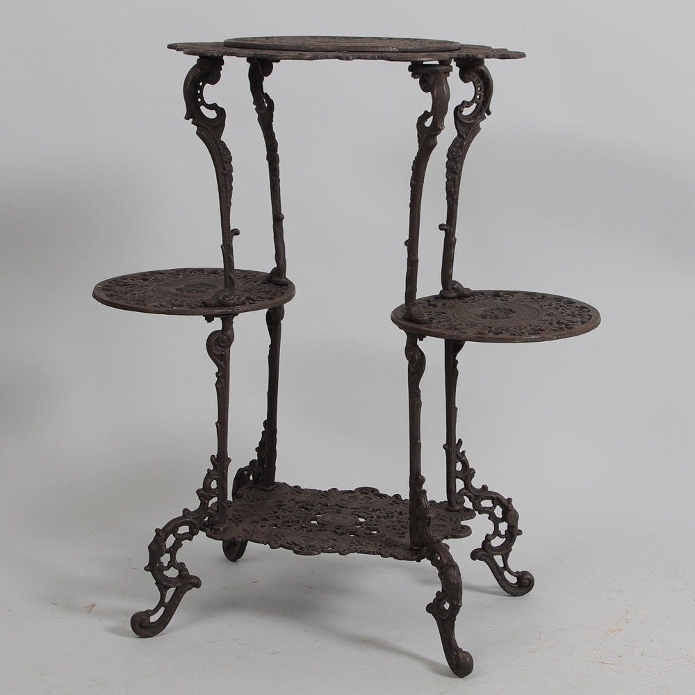 BLOMSTERBORD, svartmålad gjutjärn, samtida.