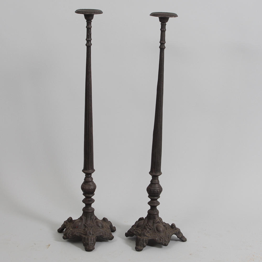 GOLVLJUSSTAKAR, 1 par, svartmålad gjutjärn, samtida.