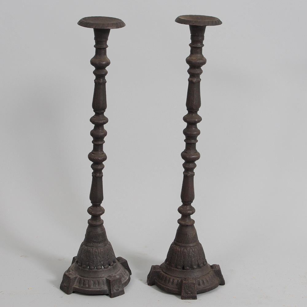 GOLVLJUSSTAKAR, 1 par, svartmålad gjutjärn, samtida.