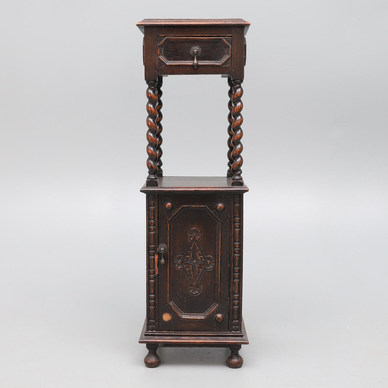 ET REPRODUKTION MØRKBEJET EG TO-ETAGES STATIV.