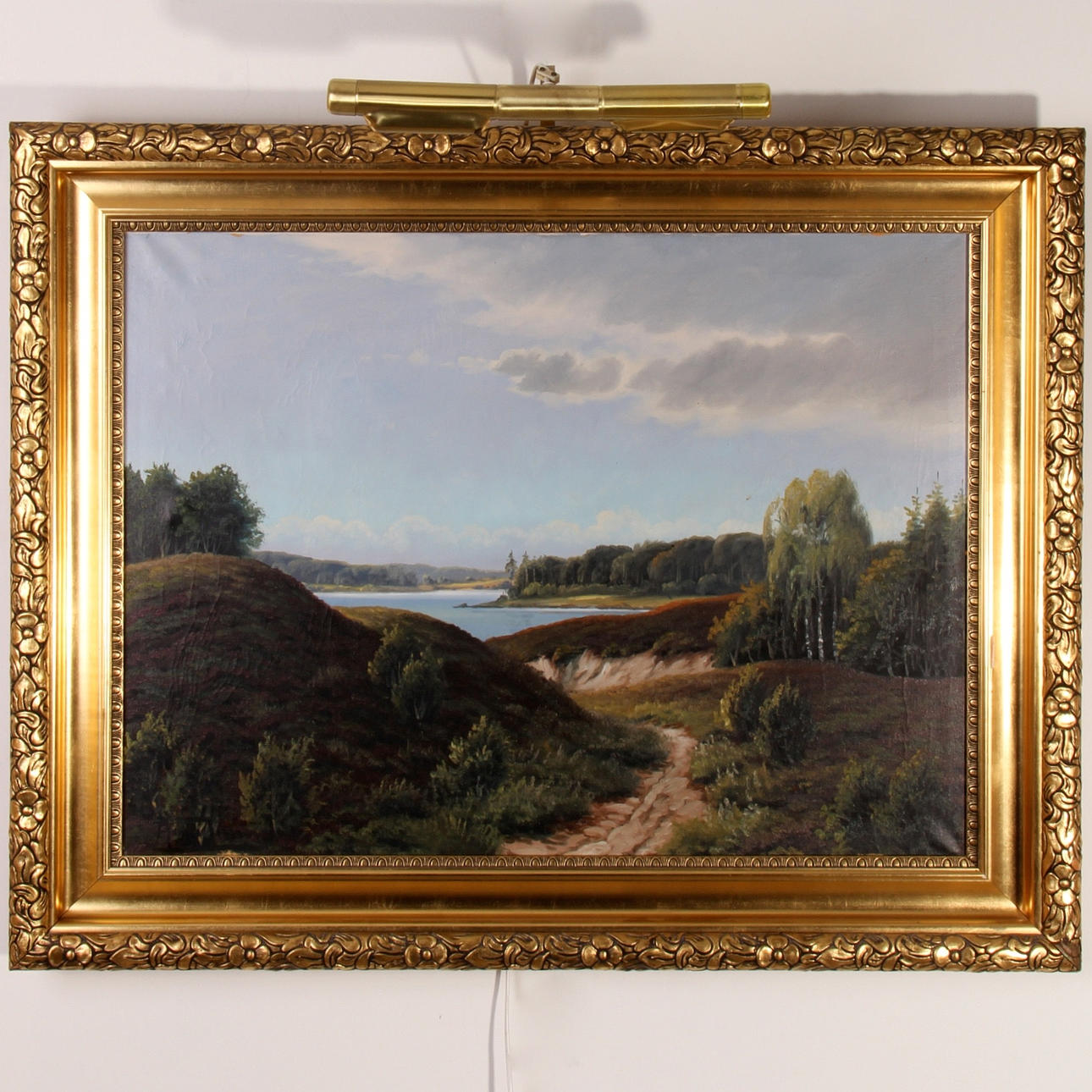 AAGE JESSEN. olja på duk, trälandskap vid sjö, 1900-tal.