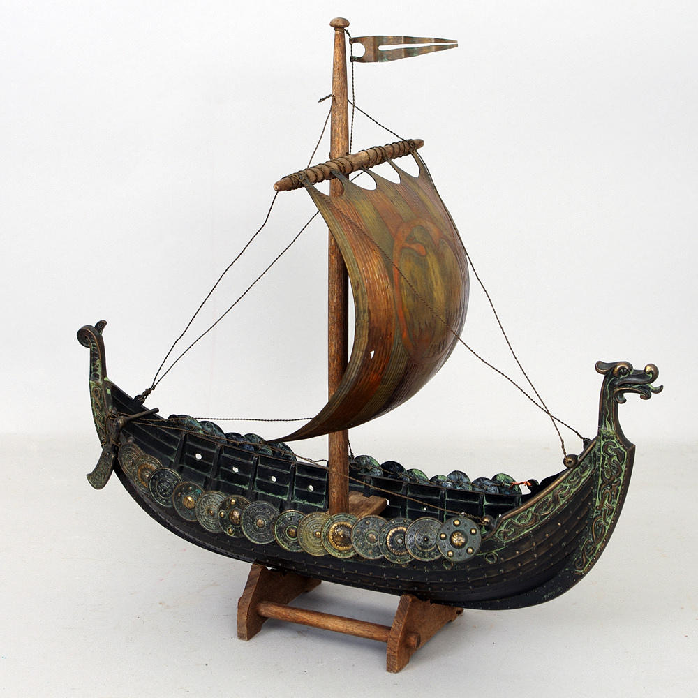 FARTYGSMODELL, vikingaskepp, metall. trä.