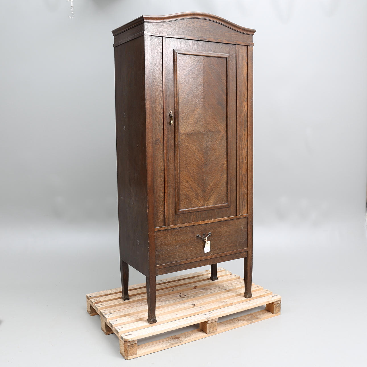 KLÄDSKÅP, senjugend, 1900-talets första hälft.