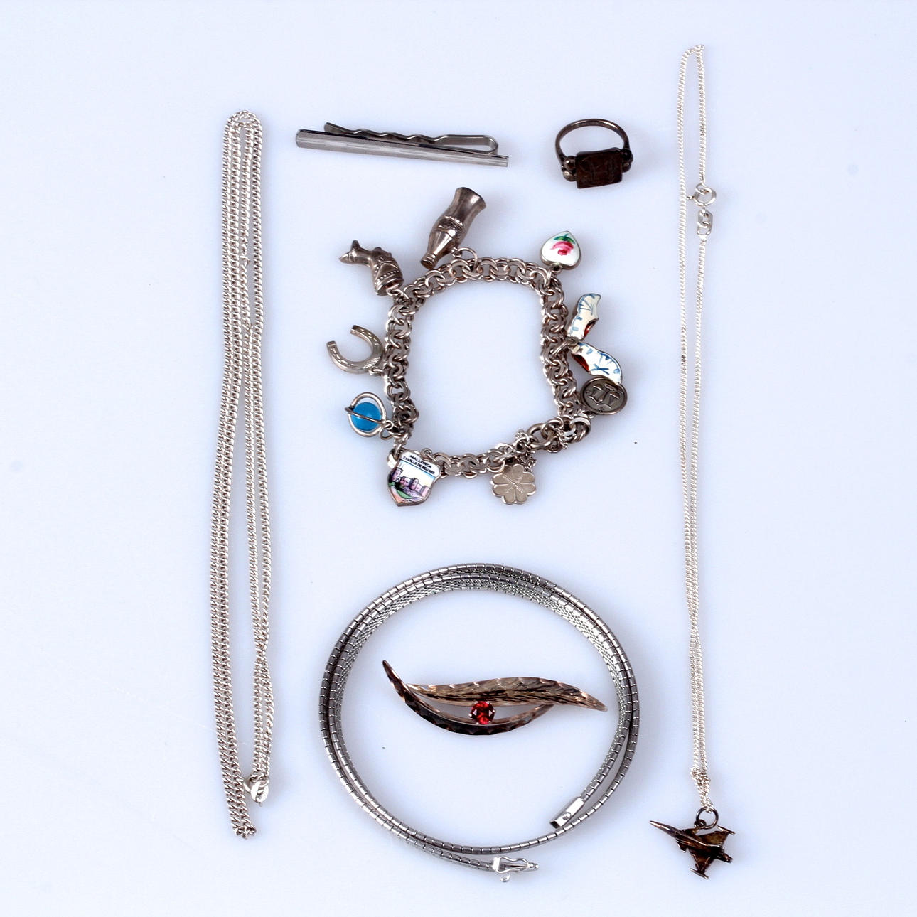 SMYCKEN, 7 delar, silver, bl a armband med berlocker, 1900-tal.