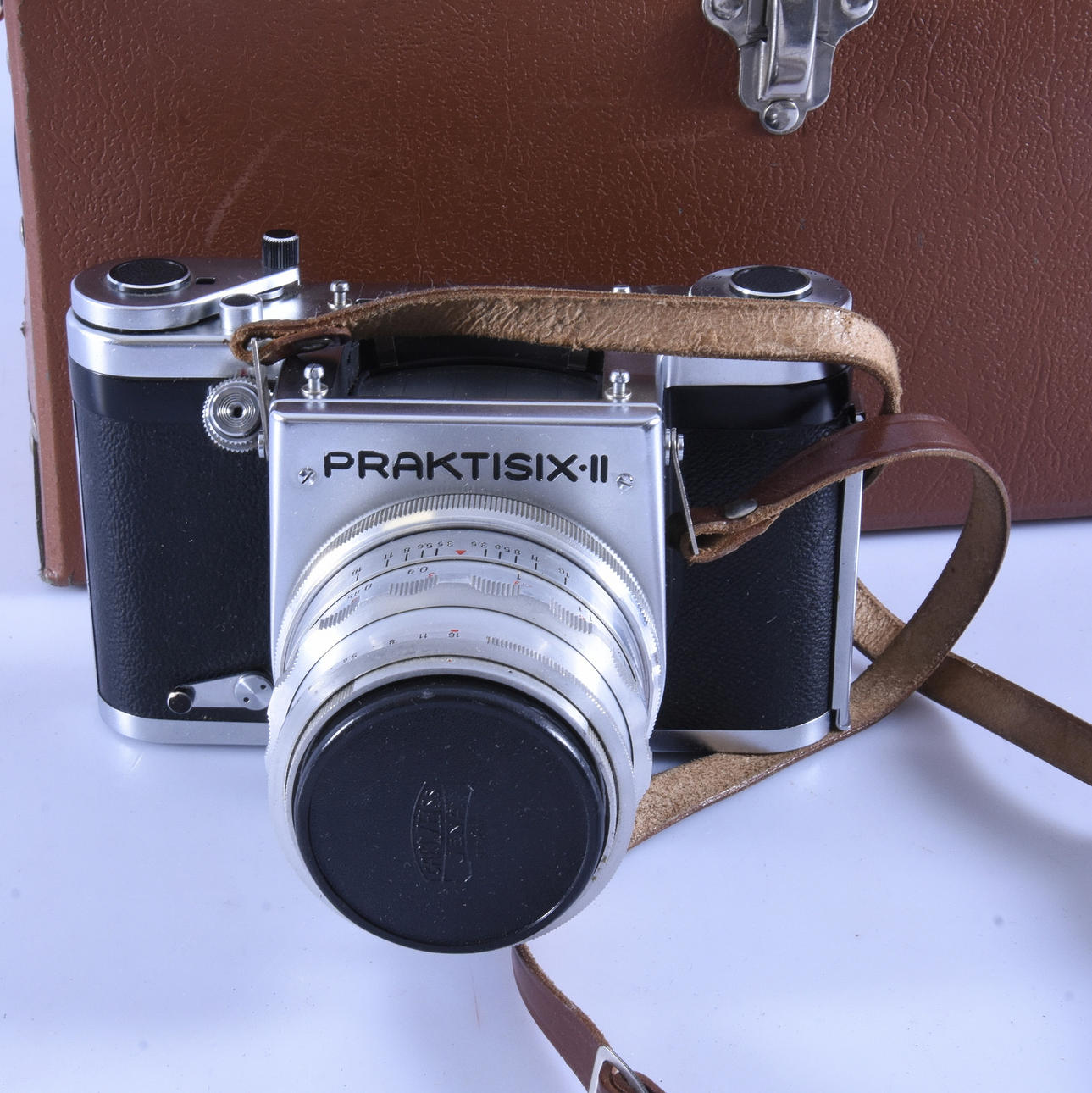 CAMERA WITH ACCESSORIES, Praktisix II.