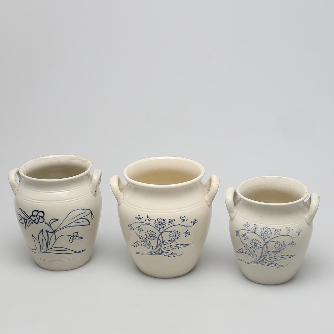 KRUS, vitglaserad, 3 st, bl.a Göteborg och Gustafsberg.