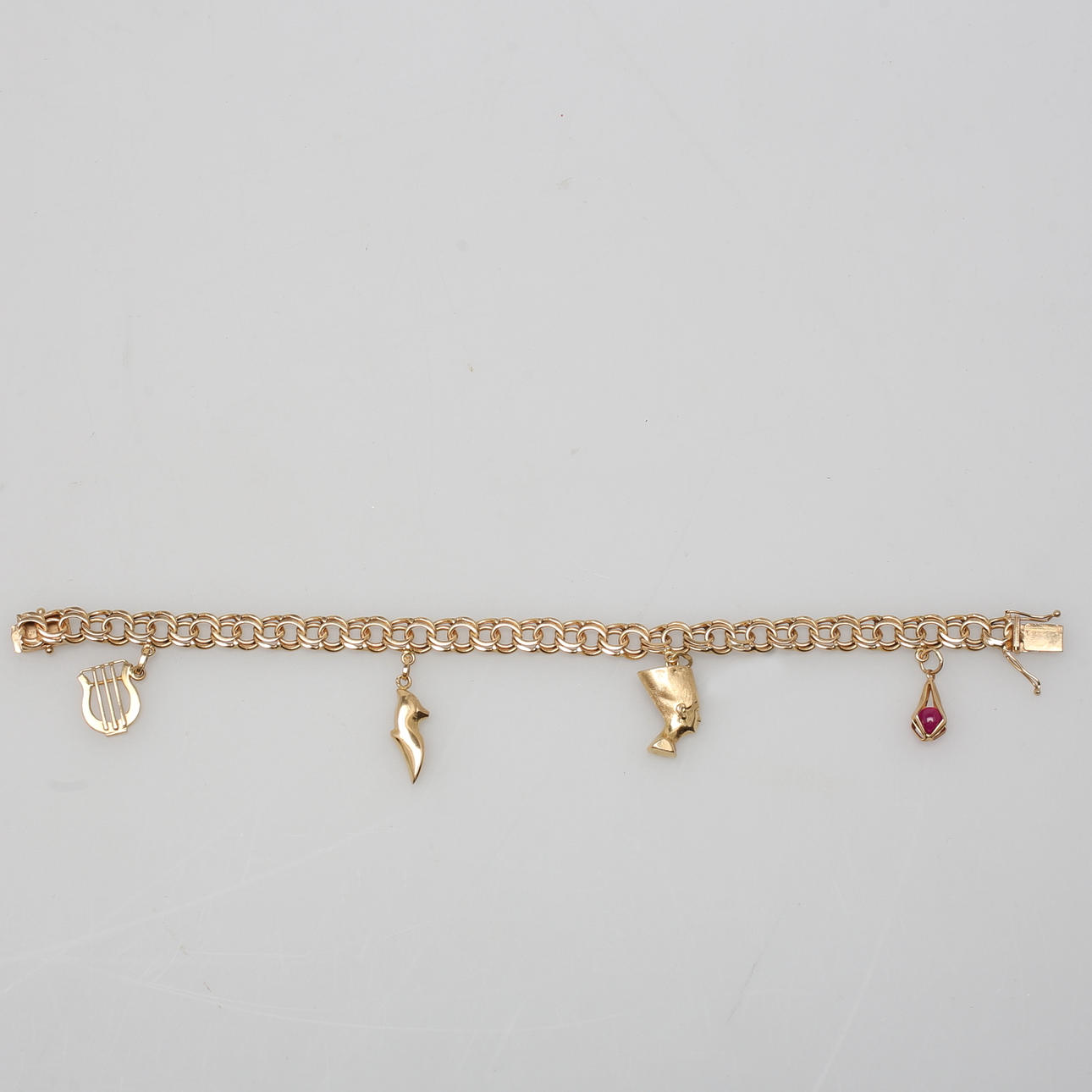 ARMBAND i gulguld med 4 berlocker, 18K, CBH, O9 (1964).