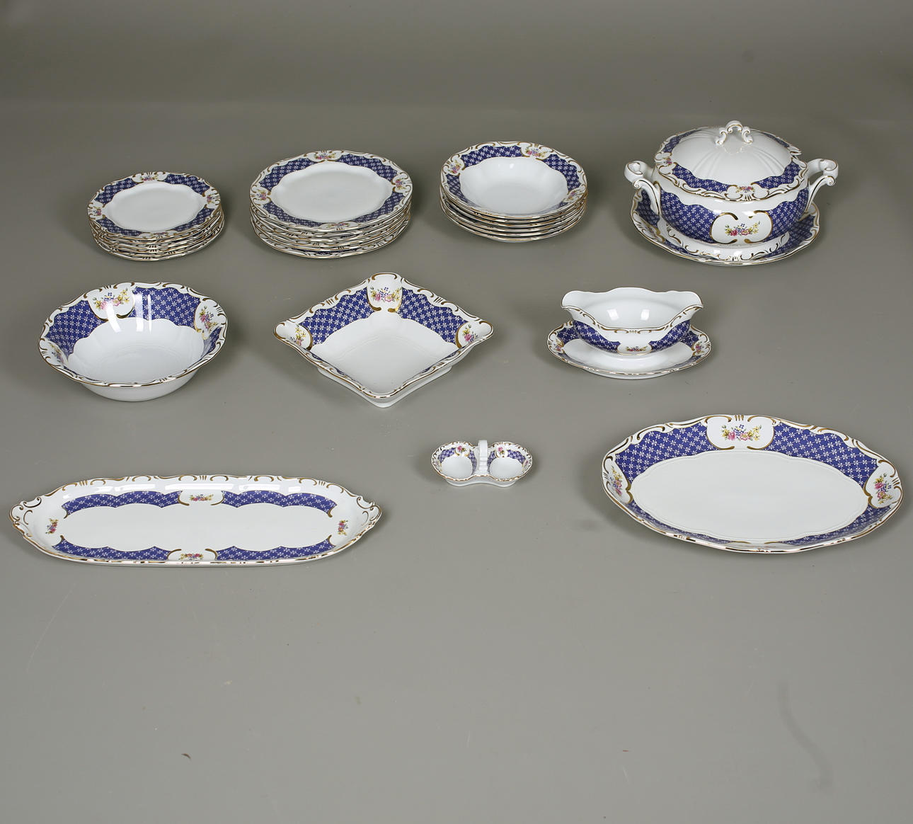 MATSERVIS, 26 delar. Märkta Zsolnay, Hungary.