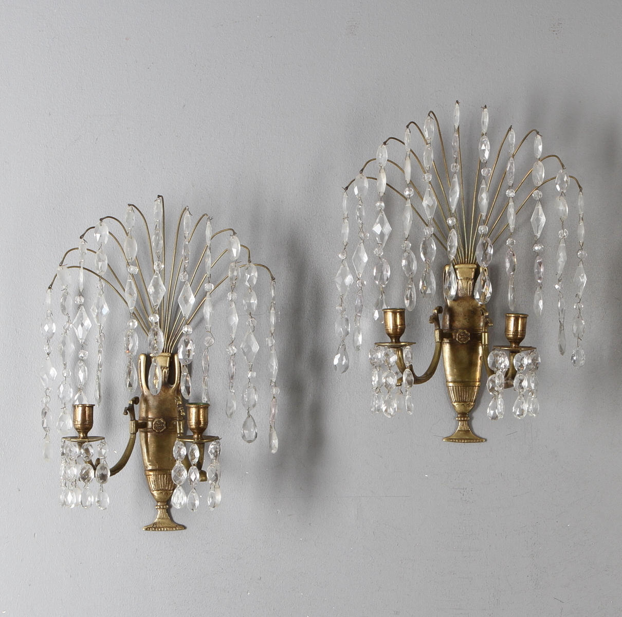 VÄGGLYSTRAR, ett par, för två ljus vardera, empirestil, 1900-tal.