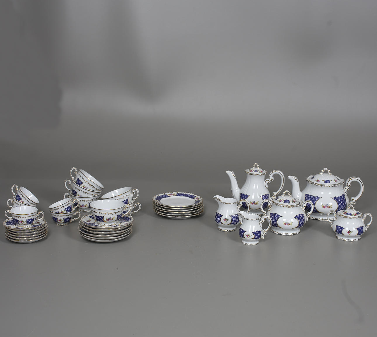 KAFFE/TESERVISDELAR, 36 delar. Märkt Zsolnay, Hungary.